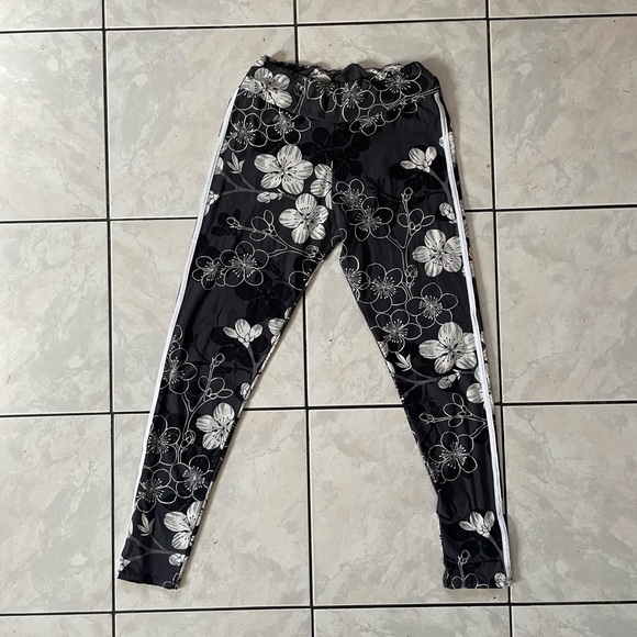 NO BRAND | Women’s Black & White Floral Leggings - Picture 1 of 4